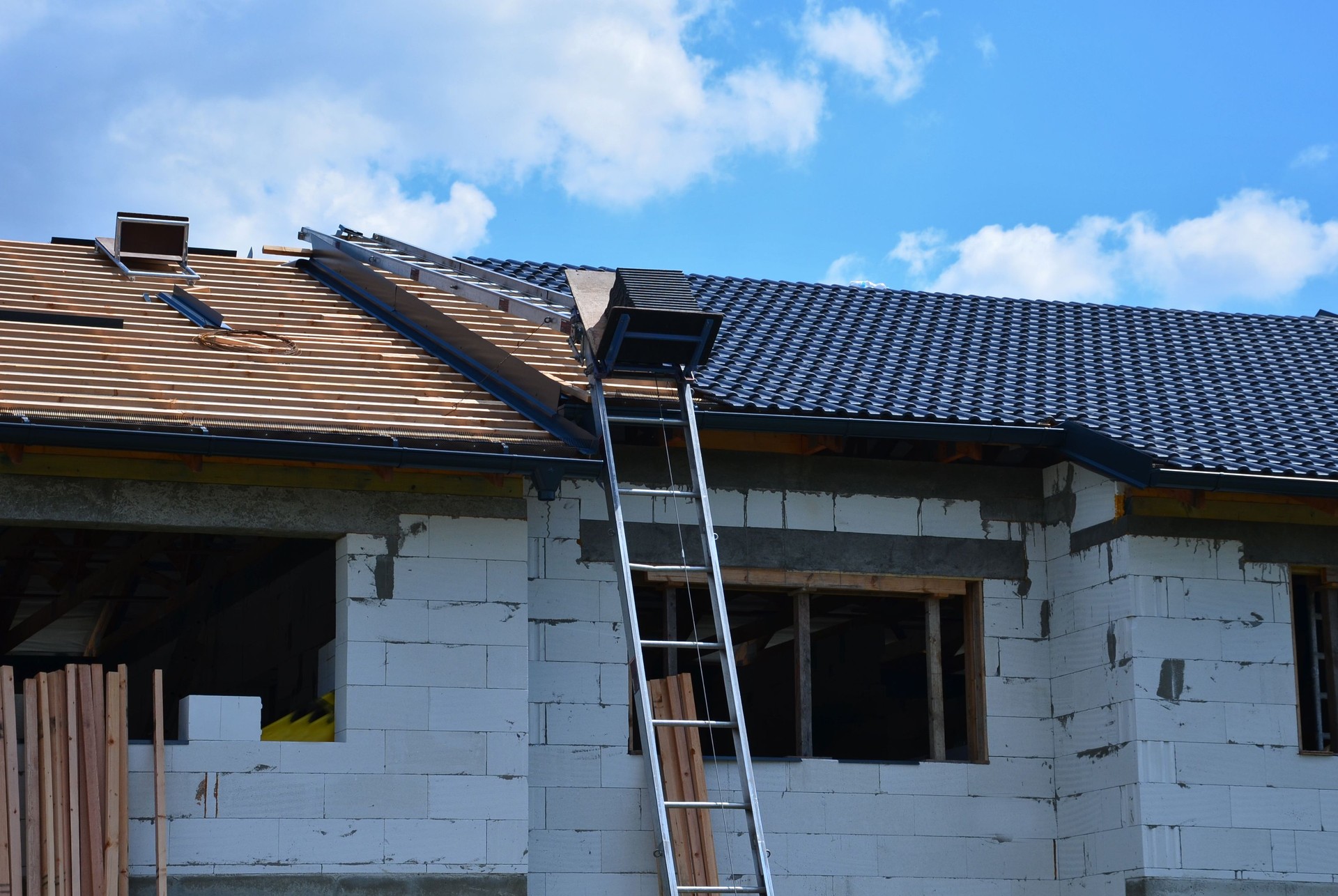 inclined lift, transport and lifting equipment on every construction site. Among the main advantages are the easy transport of material to the roof, a bent ladder with a winch